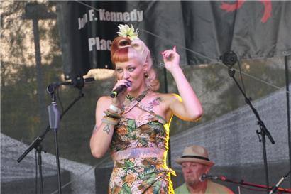 Mean Missy Manon, Sängerin von den Wild Deuces, und Schlagzeuger Pascal Lunari
