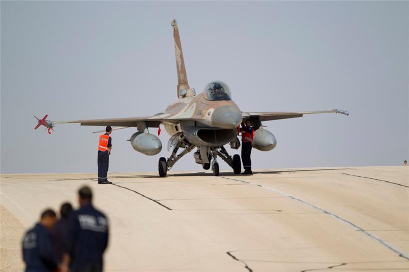 Mechaniker stehen auf einem Militärflughafen bei Eilat in Israel an einem F-16 Kampfjet der israelischen Luftwaffe
