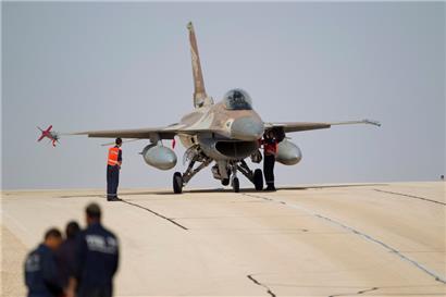 Mechaniker stehen auf einem Militärflughafen bei Eilat in Israel an einem F-16 Kampfjet der israelischen Luftwaffe

