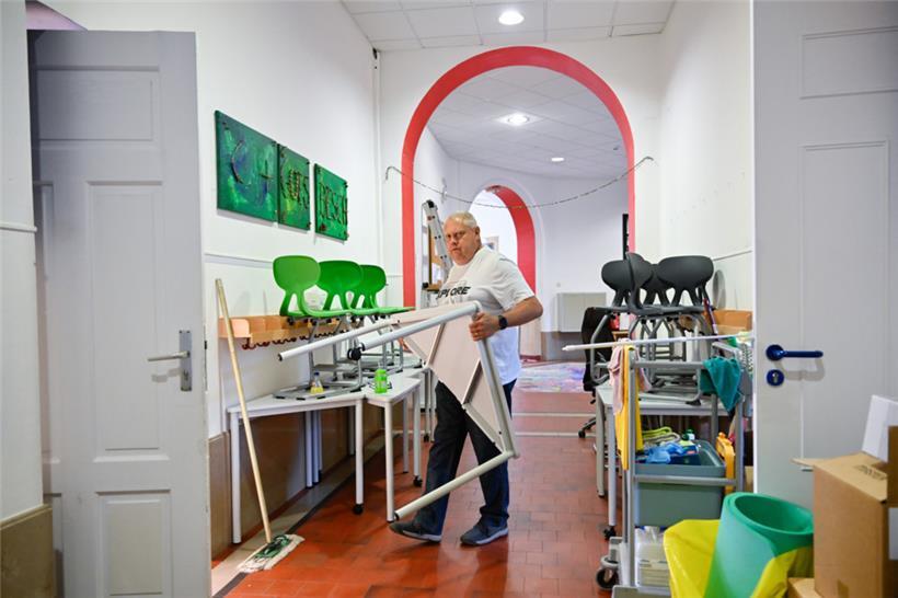 Mecky packt an, wenn nach dem Saubermachen Tische und Stühle wieder an ihren Pla...