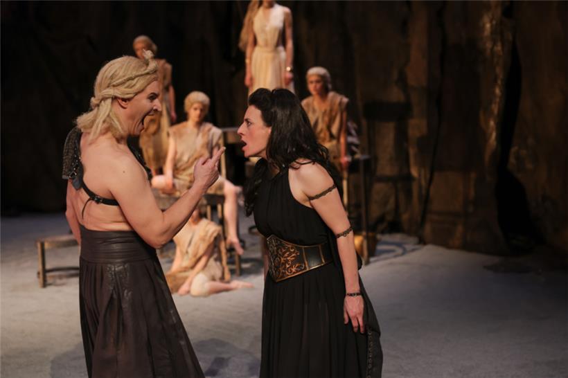 Medea bietet dem König Kreon (Philipp Alfons Heitmann) die Stirn
