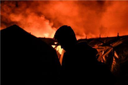 Medienberichten zufolge stehen auch Wohncontainer in Flammen, weshalb die Behörden das Lager evakuierten
