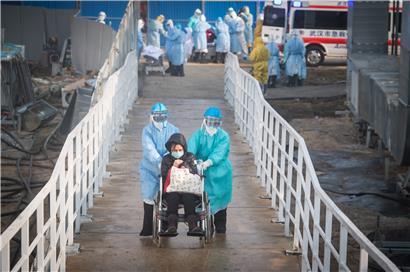 Mediziner helfen den ersten mit dem neuartigen Coronavirus infizierten Patienten beim Umzug in ihre Isolierstationen im Huoshenshan („Berg des Vulkan-Gottes“). Das Behelfskrankenhaus hat rund tausend Betten und wurde am 3.2. eröffnet.
