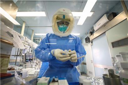 Medizinisches Personal arbeitet in der Unterdruck-Isolationsstation des Jinyintan-Krankenhauses in Wuhan, die für kritische Covid-19-Patienten vorgesehen ist.
