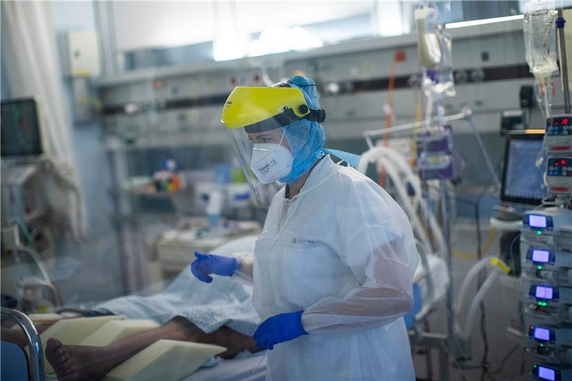 Medizinisches Personal auf der Intensivstation für Corona-Patienten
