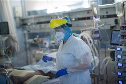 Medizinisches Personal auf der Intensivstation für Corona-Patienten
