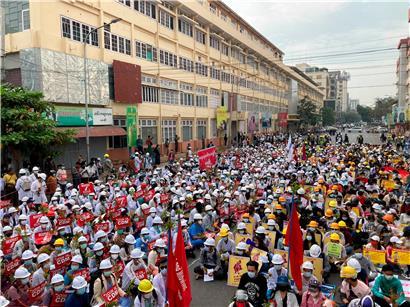 Medizinstudenten in Mandalay trotzen der Gewalt der Militärs und demonstrieren weiter

