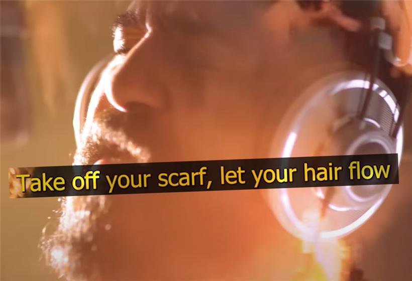 Mehdi Jarrahi im Videoclip zu „Roosarito“
