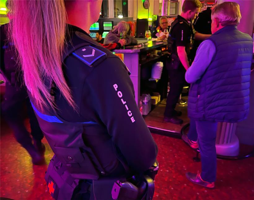 Mehr Polizeipräsenz, wie hier bei einer Kontrolle einer Escher Kneipe, ist eine der Maßnahmen des lokalen Sicherheitsplans (PLS)

