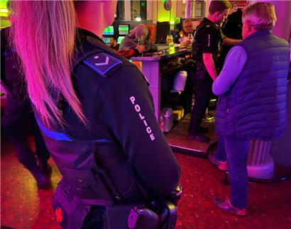 Mehr Polizeipräsenz, wie hier bei einer Kontrolle einer Escher Kneipe, ist eine der Maßnahmen des lokalen Sicherheitsplans (PLS)
