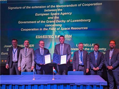 Mehr Zusammenarbeit im Weltall: Lex Delles für Luxemburg (M.) und Josef Aschbacher, Generaldirektor der ESA (l.)
