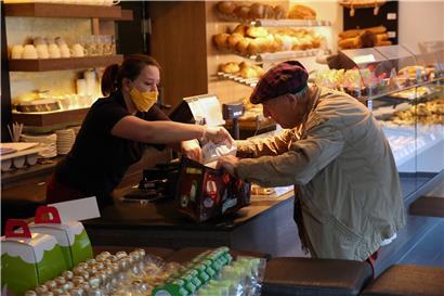 Mehr als 100 Kunden begeben sich täglich zur Bäckerei im Stadtzentrum
