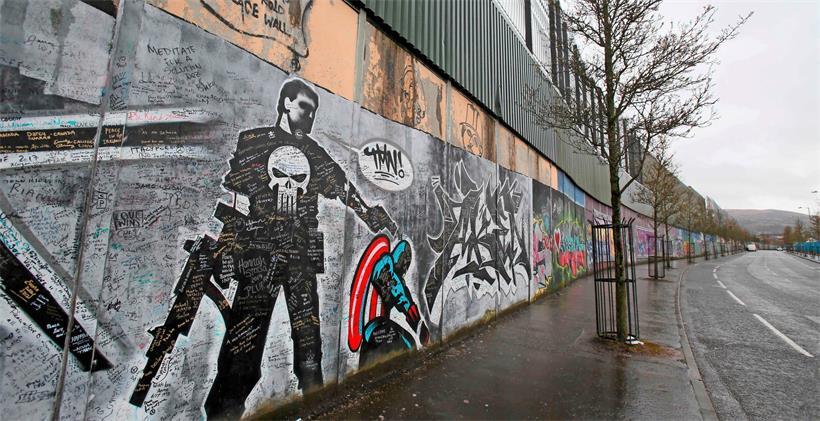 Mehr als 100 solcher „Peace Walls“ trennen in Belfast katholische von protestantischen Vierteln: Der Brexit hat die Spannungen in Nordirland noch einmal angeheizt
