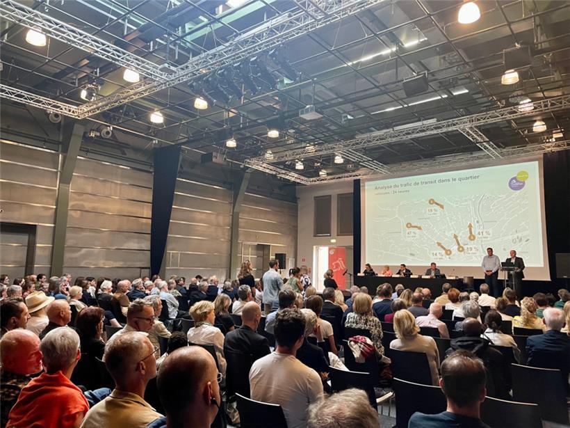 Mehr als 200 Menschen zog es am Dienstagabend trotz schönen Wetters in den „Tramsschapp“
