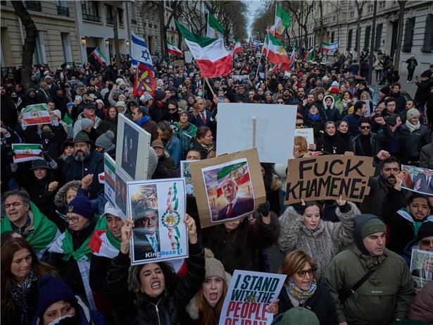 Über 2000 Menschen demonstrieren am Sonntag in Paris zur Unterstützung der Protestbewegung im Iran