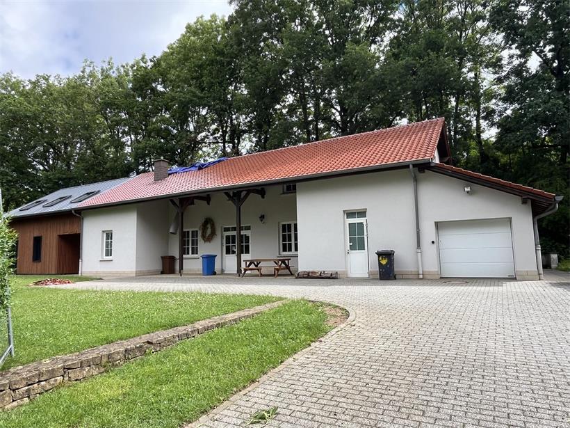 Mehr als 40 Feuerwehrleute aus Käerjeng, Petingen, Kahler und Sassenheim-Differdingen waren beim Brand im Künziger „Scoutshome“ im Einsatz