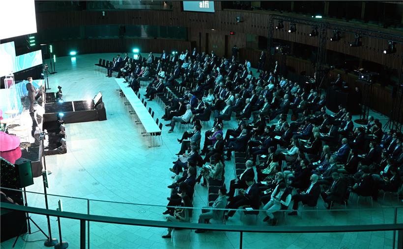 Über 600 Experten diskutieren Investmentfonds im modernen Konferenzzentrum auf Kirchberg während Fachveranstaltung