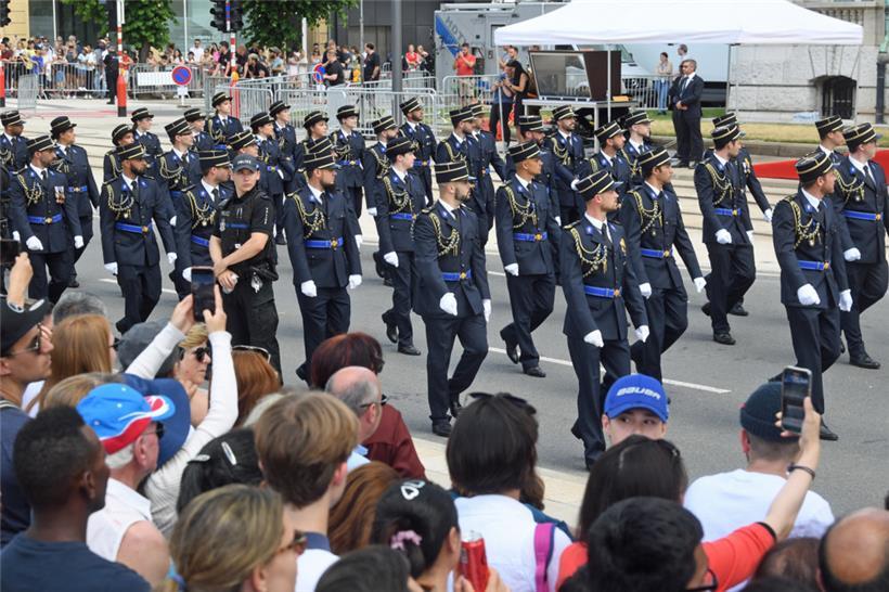 Mehr als 700 Vertreterinnen und Vertreter der Luxemburger Armee, Polizei und aus der Zivilbevölkerung gingen am Nationalfeiertag bei der Militärparade im hauptstädtischen Bahnhofsviertel mit
