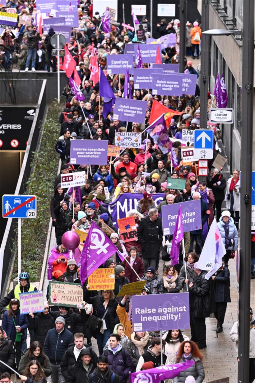 Mehr als 800 Menschen – die Organisation sprach später von 1.000 – zogen am Welt...