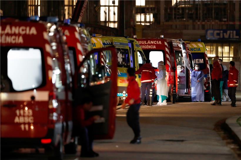 Mehr als dreißig Krankenwagen stehen Schlange, um ihre COVID-19-Patienten im Santa Maria Krankenhaus an die Sanitäter zu übergeben. Portugal meldet täglich neue Rekorde an COVID-19-Todesfällen und Krankenhauseinweisungen, da die Pandemie unvermindert weiter ansteigt.
