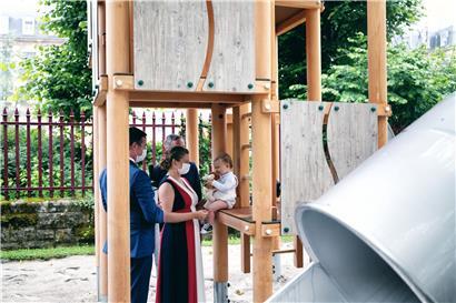 Mehr noch als über den Spielplatz freute sich Prinz Charles über das kleine Plüschtier, das ihm beim ersten Besuch in Esch überreicht wurde
