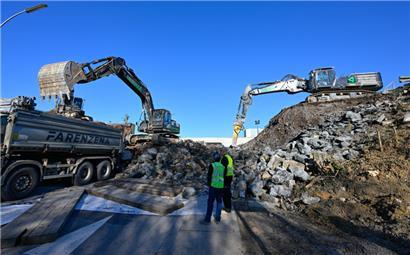 Mehrere Bagger sind an der Brücke im Einsatz, um den Schutt wegzuräumen
