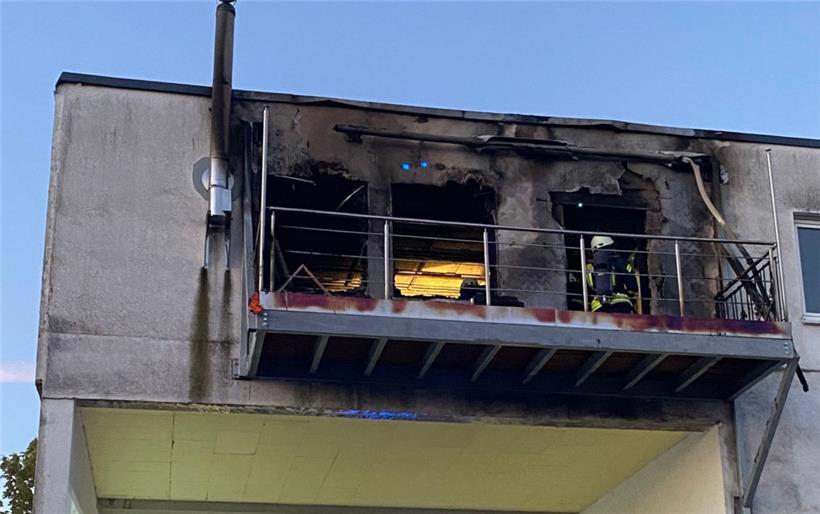 Mehrere Bewohner waren wegen eines brennenden Treppenhauses in Trier-Feyen in ihren Wohnungen gefangen. Sie wurden mit Leitern und Sprungtüchern gerettet.

