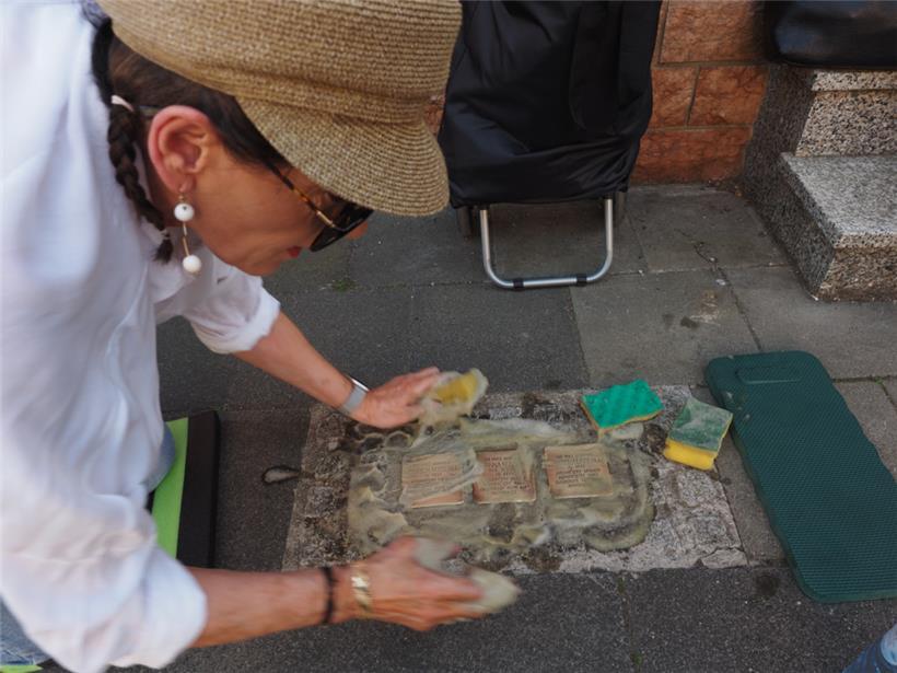 Mehrere Freiwillige Helfer nahmen sich auf Initiative der „Frënn vum Resistenzmusée“ der Reinigung der Stolpersteine an
