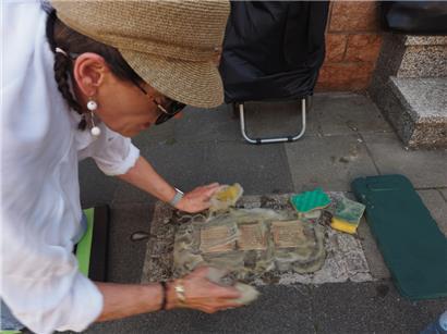 Mehrere Freiwillige Helfer nahmen sich auf Initiative der „Frënn vum Resistenzmusée“ der Reinigung der Stolpersteine an
