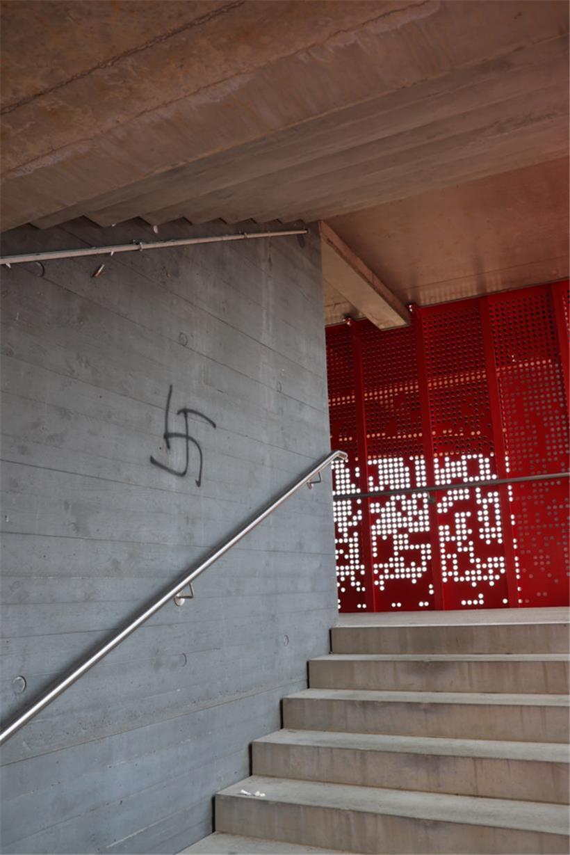 Mehrere Graffitis sind im Treppenhaus verteilt