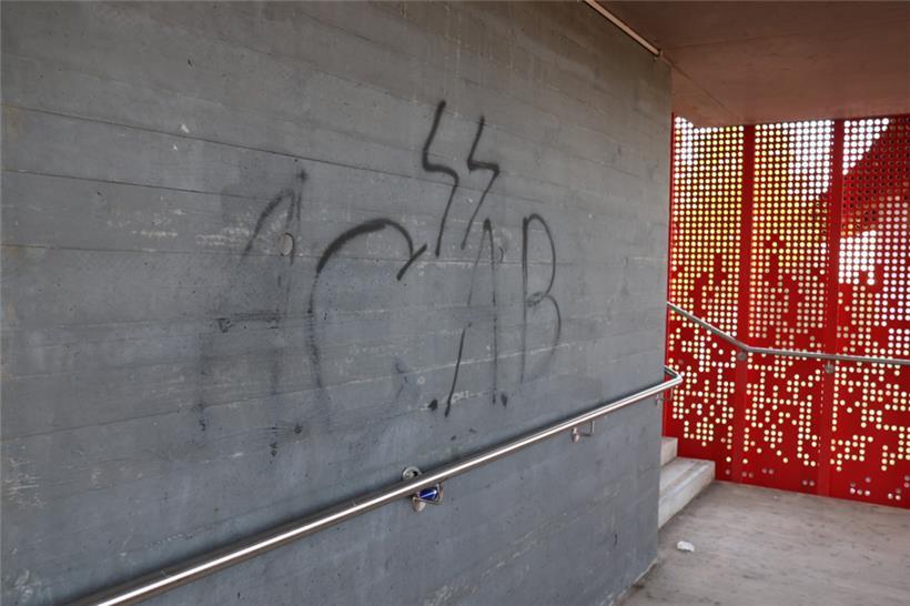 Mehrere Graffitis sind im Treppenhaus verteilt