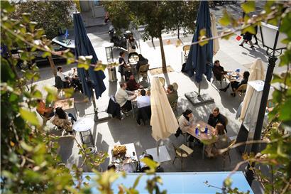 Mehrere Menschen sitzen auf der Terrasse einer Bar im Zentrum von Madrid. Die spanische Hauptstadt hat die höchsten Infektionszahlen des Landes, aber auch die lockersten Regelungen. Das zieht Corona-müde Touristen an – vor allem aus Frankreich.
