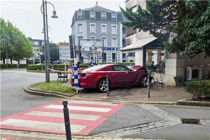 Mehrere Personen wurden am Donnerstag in Niederkorn verletzt, als ein Auto in die Terrasse einer Bäckerei krachte
