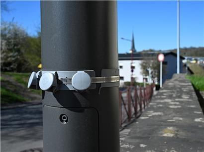 Mehrere Südgemeinden planen Abfallsackhalter an Straßenlampen zur Müllentsorgung im öffentlichen Raum befestigen.