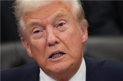 US-Demokraten kritisieren Präsident Donald Trump und nennen ihn nach Drohungen einen Wahnsinnigen in politischer Debatte