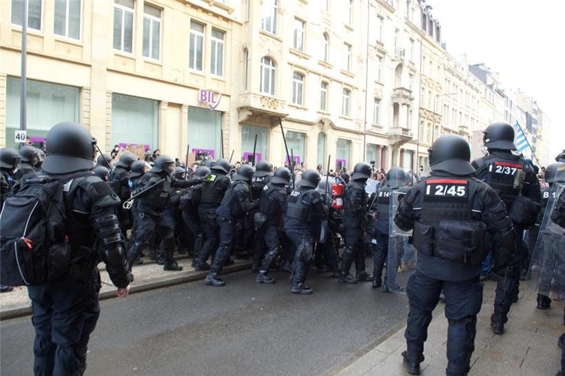 Mehrmals versuchten Demonstranten die Absperrung zu durchbrechen. Die Polizei hi...