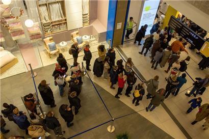 „Mein ganzes Leben stehe ich unter Dauerstress“: Menschen stehen in Moskau Schlange zum Einkaufen 
