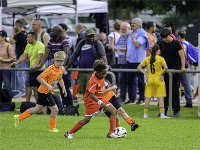 Fußballspiel bei trockenem Wetter mit blauem Himmel, ideal für die WM 2026 Fußballveranstaltung