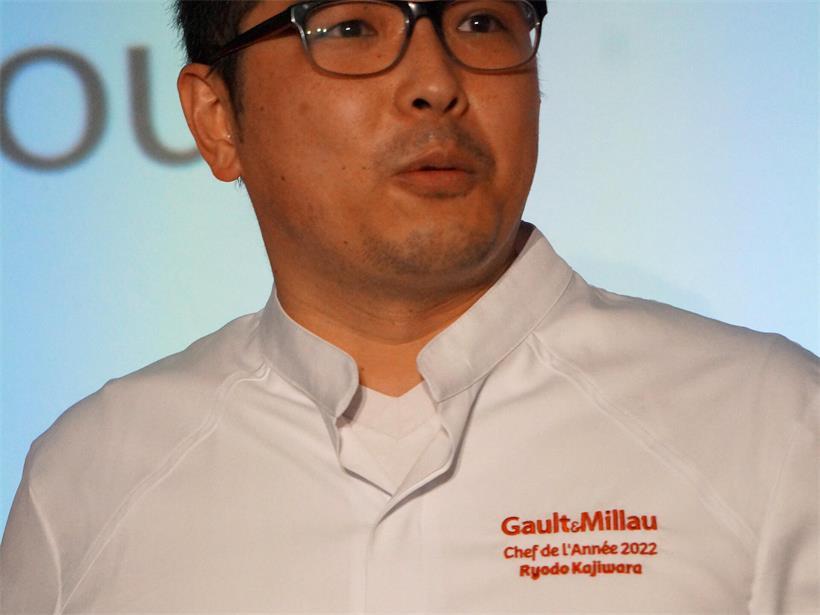 Ryodo Kajiwara wird zum zweiten Mal zum „Koch des Jahres“ gekürt Meister der japanischen Kochkunst und „Chef de l’année“: Ryodo Kajiwara