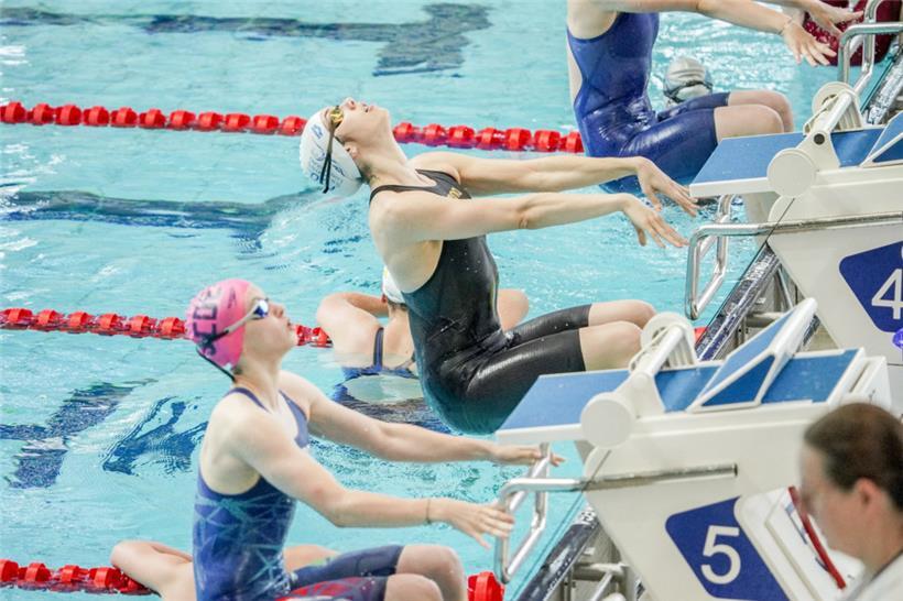 Meisterschaftsexpertin Jackie Banky (Bahn 4) ließ der jungen Konkurrenz keine Chance
