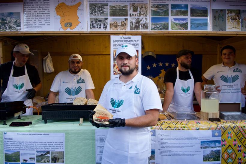 Melis Pelivani erklärt die Herkunft der Goraner, einer ethnischen Minderheit aus der südlichen Region Gora im Kosovo

