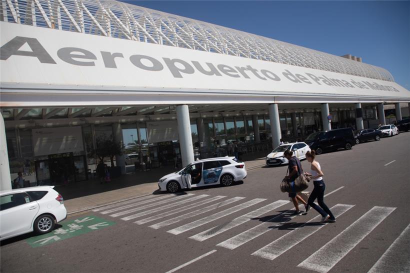 Menschen am Flughafen von Palma de Mallorca: Auch Touristen müssen Wasser sparen
