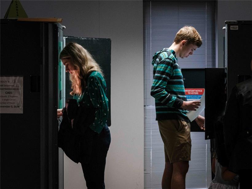 Menschen am Wahltag in einem Wahlbüro in Smyrna im US-Staat Georgia
