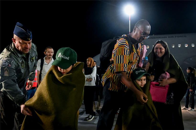 Menschen aus dem Sudan verlassen einen Airbus A319 der ungarischen Luftstreitkräfte nach der Landung auf dem Luftwaffenstützpunkt Kecskemet
