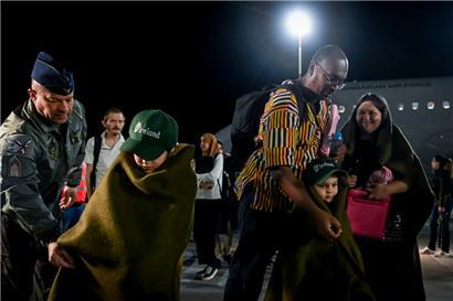 Menschen aus dem Sudan verlassen einen Airbus A319 der ungarischen Luftstreitkräfte nach der Landung auf dem Luftwaffenstützpunkt Kecskemet
