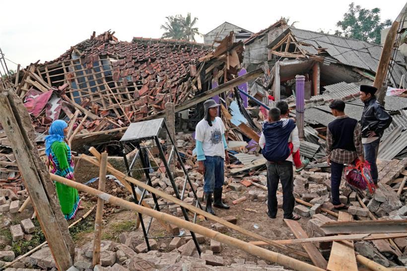 Menschen begutachten die Ruinen ihrer Häuser, die bei dem Erdbeben schwer beschädigt wurden
