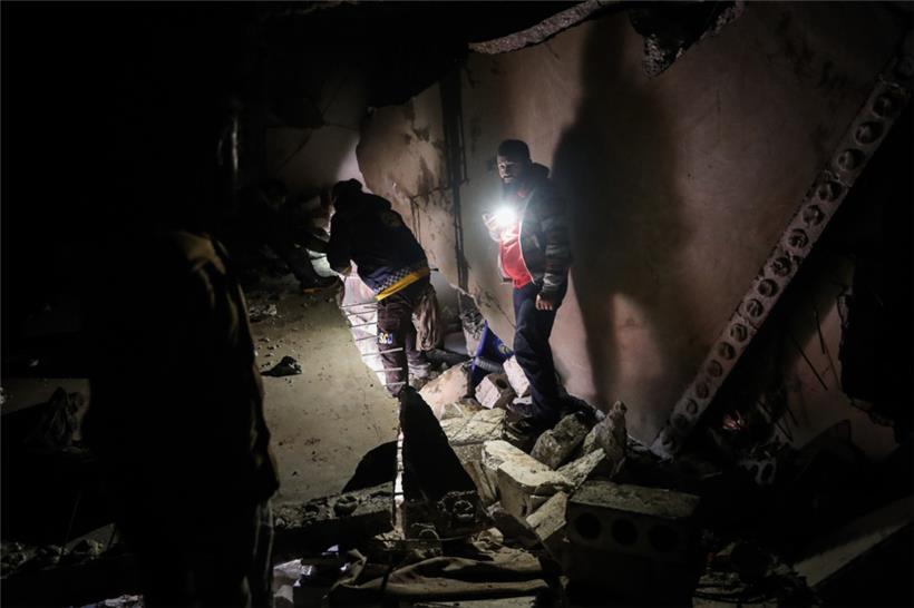 Menschen begutachten die Schäden in einem Haus nach einer Militäroperation der U...