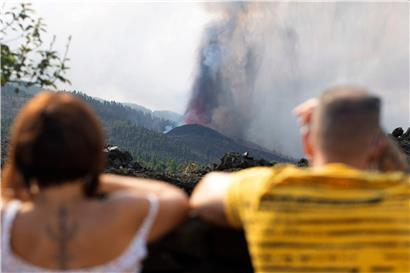 Menschen beobachten den Vulkanausbruch auf der kanarischen Insel La Palma 
