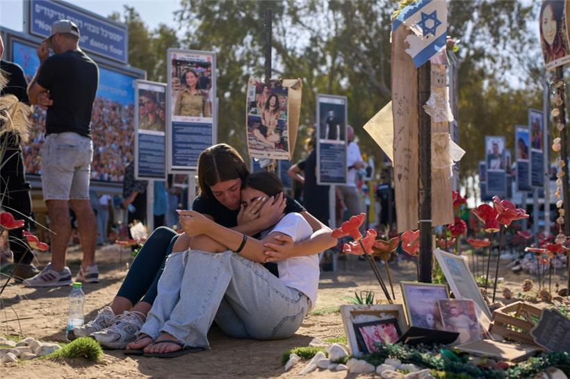 Menschen besuchen den Ort, an dem die Feiernden bei dem Terrorangriff der Hamas auf das Nova-Musikfestival am 7. Oktober 2023 getötet und entführt wurden
