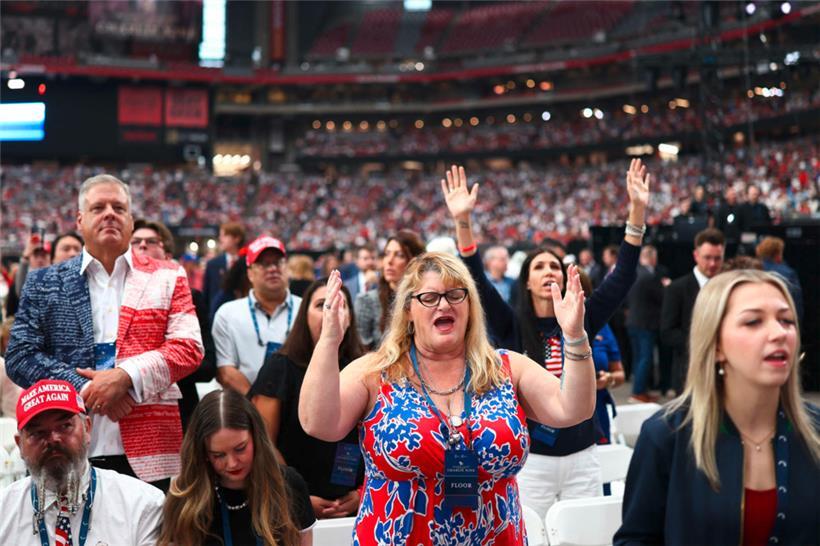 Menschen beten vor der öffentlichen Gedenkfeier für den rechten Aktivisten Charl...